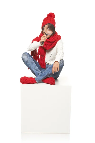 Winterfrau sitzt auf leerem Plakatschild — Stockfoto