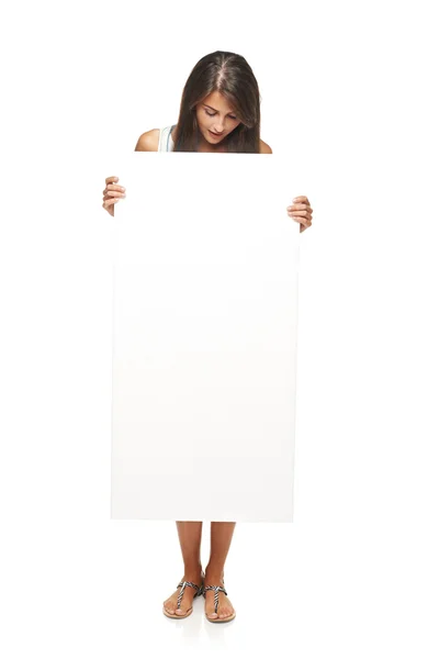 Mujer mostrando espacio de copia en blanco — Foto de Stock