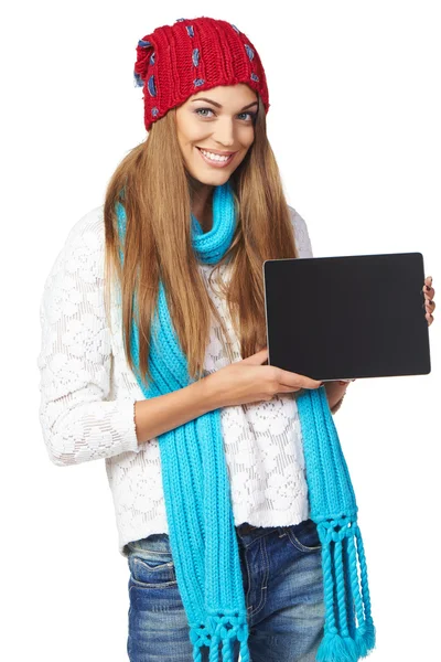 Winterfrau zeigt Tablet-Bildschirm — Stockfoto