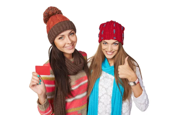 Dos chicas de invierno mostrando tarjeta en blanco — Foto de Stock