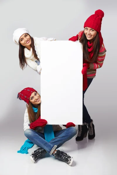 Winter vrouwen billboard teken. — Stockfoto