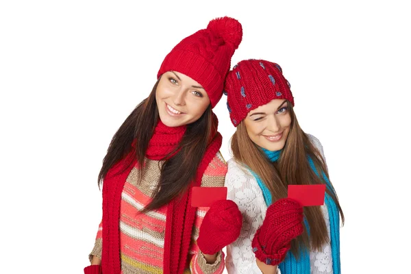 Dwie dziewczyny w zimowych ubrań wyświetlone karty kredytowe — Zdjęcie stockowe