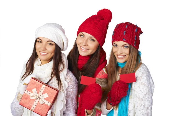 Tiga gadis berpakaian musim dingin menunjukkan kartu kredit — Stok Foto