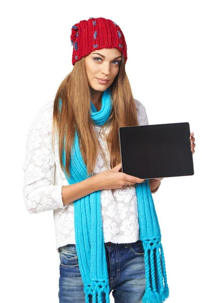Winterfrau zeigt Tablet-Bildschirm — Stockfoto