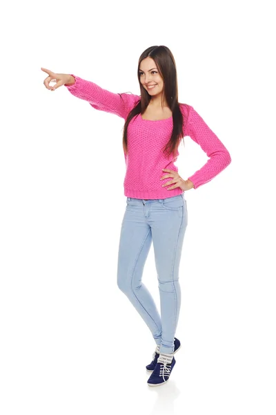 Mujer casual apuntando al espacio de copia en blanco — Foto de Stock