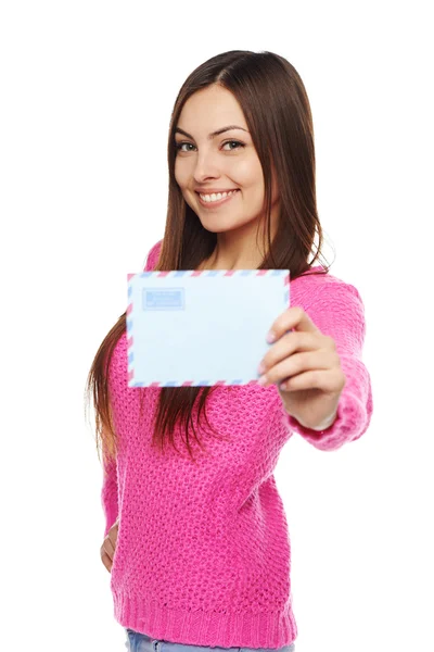 Glad kvinna med kuvert — Stockfoto