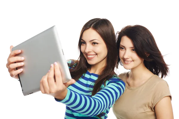 Две девушки делают селфи с цифровым планшетом — стоковое фото
