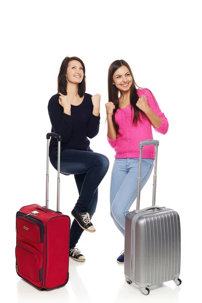 İki arkadaş kızlarla bavul seyahat — Stok fotoğraf