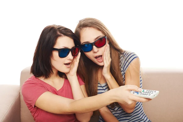 Tres mujeres sorprendidas con control remoto de TV — Foto de Stock