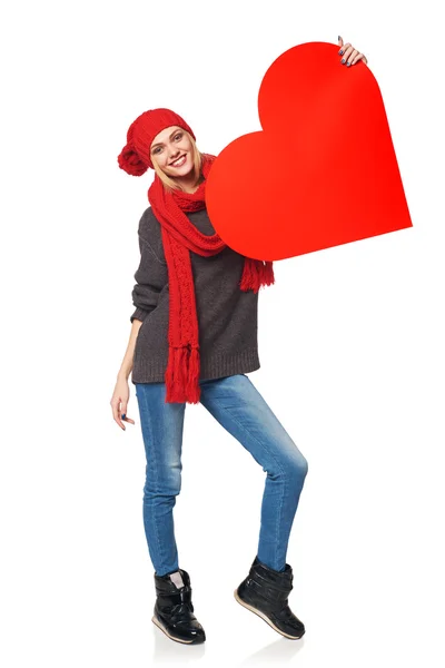 Tam uzunlukta kız kadar kırmızı bir karton kalp tutan — Stok fotoğraf