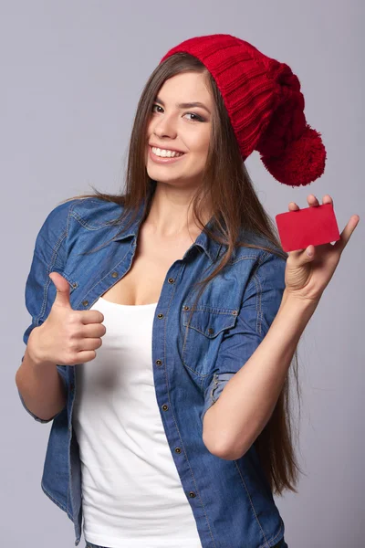 Smiling woman holding credit card — Stock Photo, Image