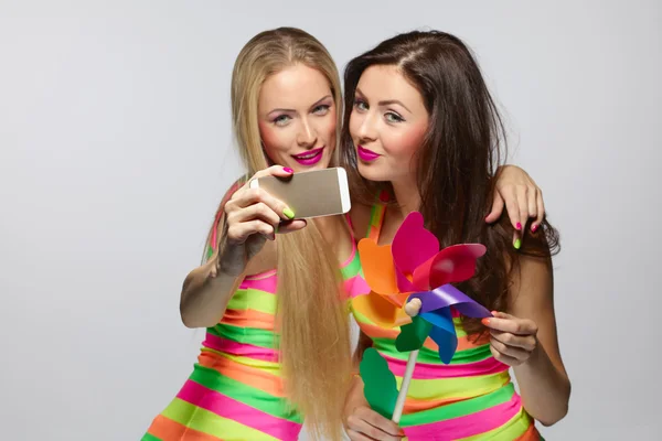 Girls taking selfie with smartphone — Stock Photo, Image