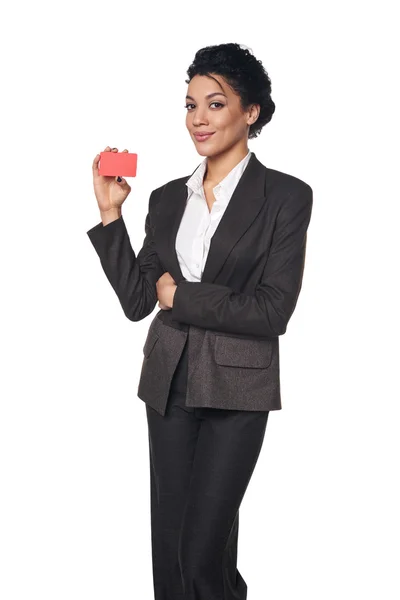 Mujer de negocios mostrando tarjeta de crédito en blanco —  Fotos de Stock