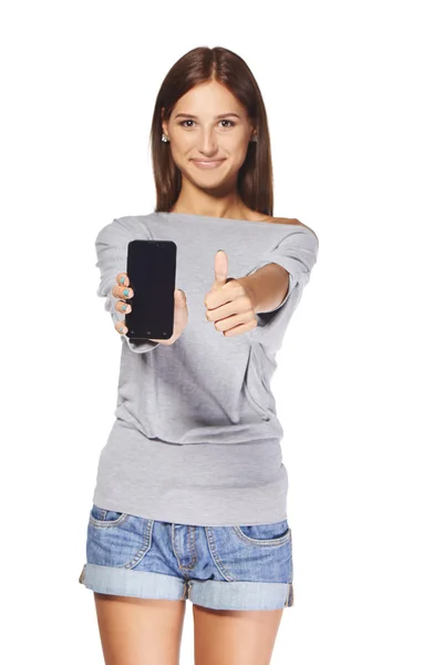 Junge Frau zeigt Handy — Stockfoto