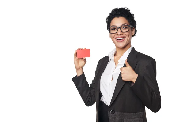 Geschäftsfrau zeigt leere Kreditkarte — Stockfoto