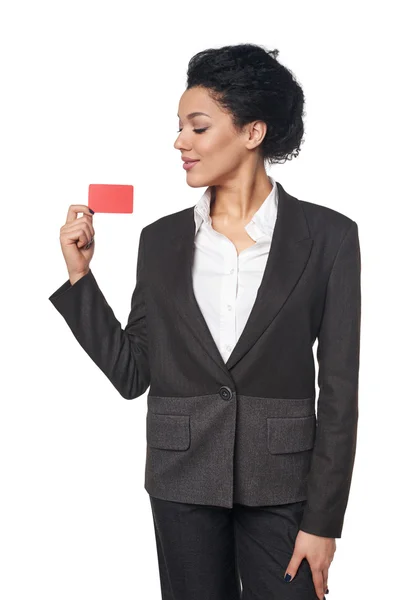 Mujer de negocios mostrando tarjeta de crédito en blanco —  Fotos de Stock