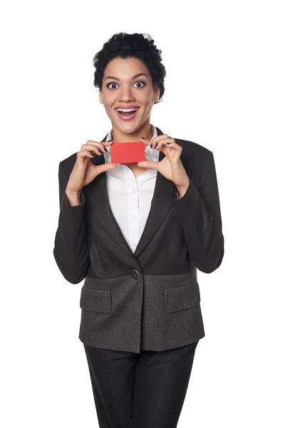 Mulher de negócios mostrando cartão de crédito em branco — Fotografia de Stock