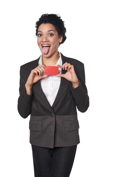 Wanita bisnis yang menunjukkan kartu kredit kosong — Stok Foto