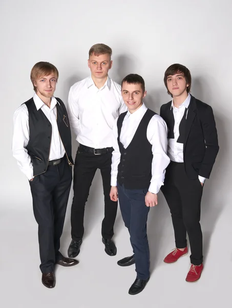 Fyra eleganta unga män — Stockfoto