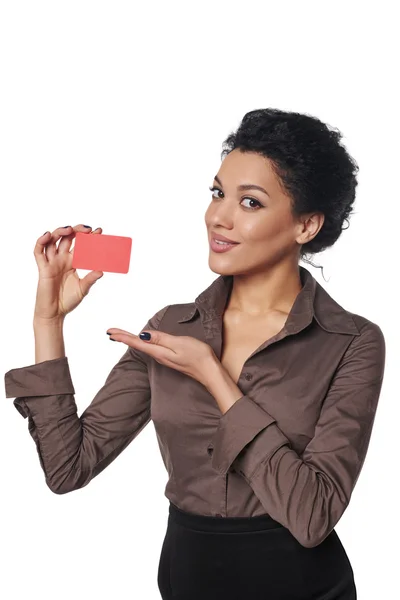 Mujer de negocios mostrando tarjeta de crédito en blanco — Foto de Stock