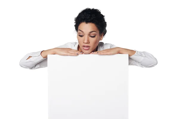 Mujer de negocios mostrando tarjeta de crédito en blanco — Foto de Stock