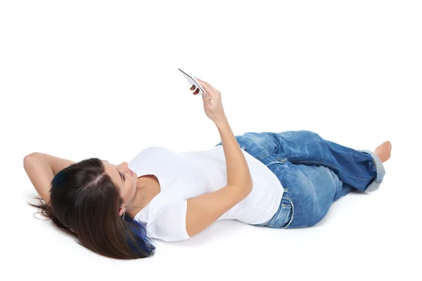 Mujer acostada boca arriba y usando el teléfono — Foto de Stock