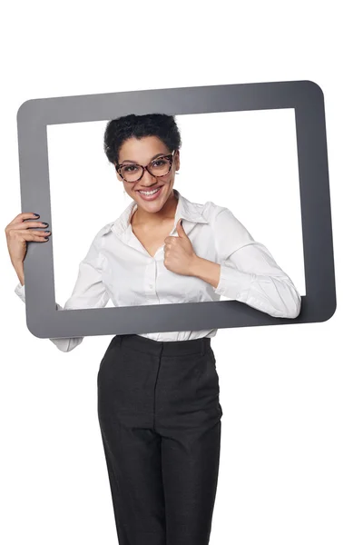 Feliz sonriente mujer de negocios mirando a través de marco — Foto de Stock