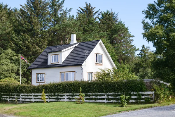 Casa tradicional de madera blanca en Noruega — Foto de Stock