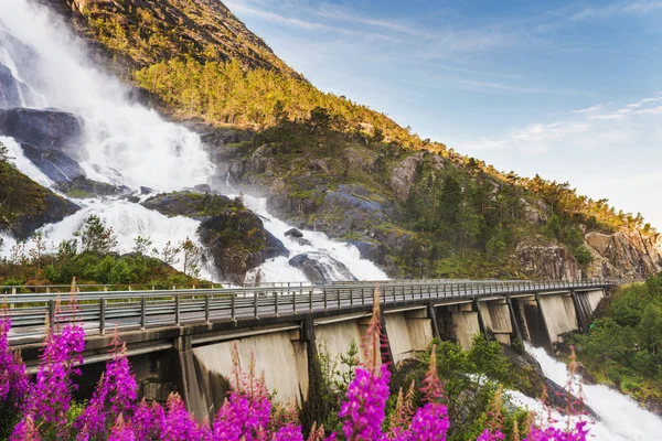 Estrada na Noruega passando pela cachoeira Langfoss — Fotografia de Stock