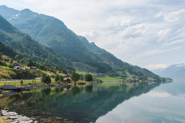 Piccolo villaggio sulla riva del fiordo, Norvegia — Foto Stock