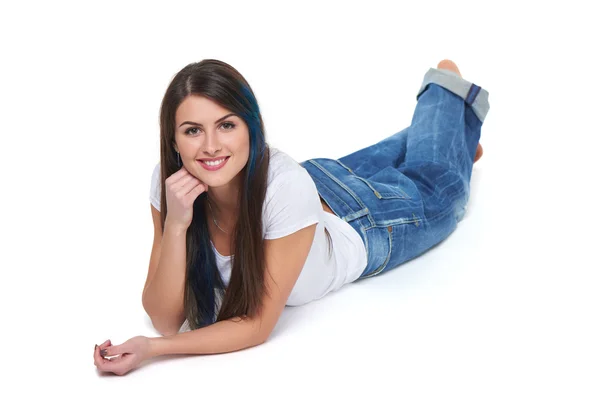 Lächelnde schöne Frau auf dem Boden liegend — Stockfoto