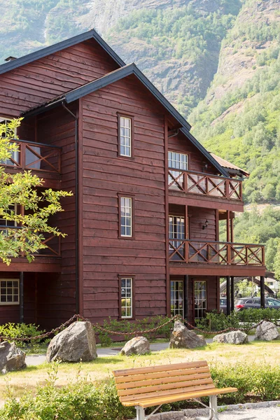 Casa in legno e campeggio in montagna — Foto Stock