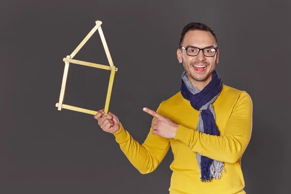 Mann zeigt Haus-Rahmenkonzept — Stockfoto