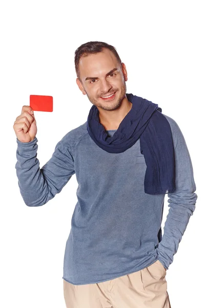 Sonriente hombre casual mostrando la tarjeta de crédito en blanco —  Fotos de Stock