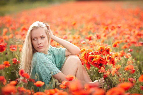 Hermosa mujer en el campo de flores de amapola —  Fotos de Stock