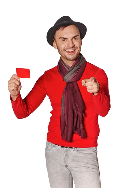 Sorrindo homem casual mostrando cartão de crédito em branco — Fotografia de Stock