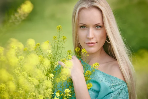 Mujer hermosa sobre fondo de la naturaleza — Foto de Stock