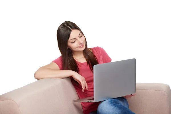 Mujer en el sofá usando ordenador portátil — Foto de Stock