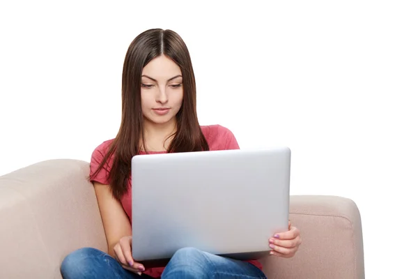 女人在沙发上使用的便携式计算机 — 图库照片