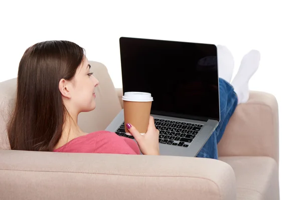 Frau auf Sofa mit Laptop — Stockfoto