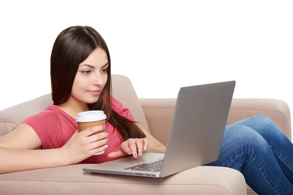 Mujer en el sofá usando ordenador portátil — Foto de Stock