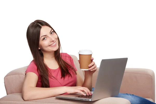 Vrouw op de Bank met behulp van laptop — Stockfoto