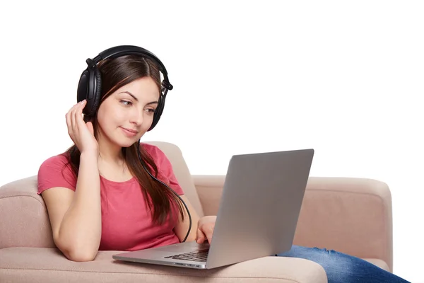 Frau auf Sofa mit Laptop — Stockfoto