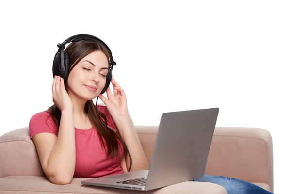 Frau mit Kopfhörer genießt Musik — Stockfoto