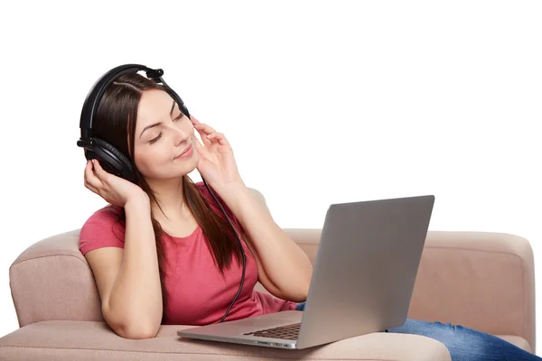 Kobieta w słuchawkach korzystających z muzyki — Zdjęcie stockowe