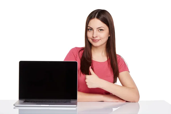 Mujer mostrando pantalla del ordenador portátil —  Fotos de Stock