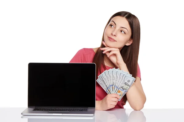 Mujer mostrando pantalla del ordenador portátil — Foto de Stock