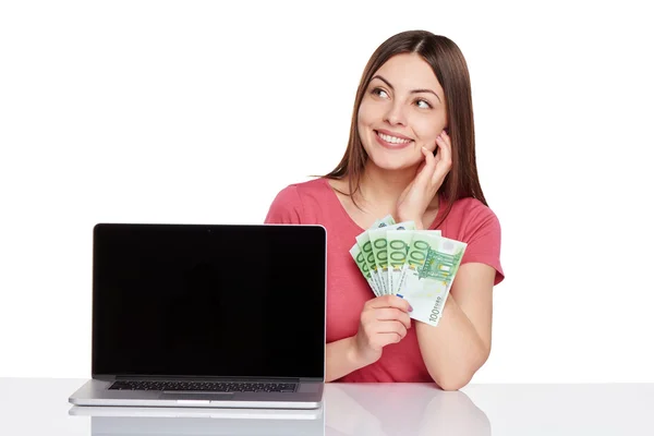 Mujer mostrando pantalla del ordenador portátil — Foto de Stock