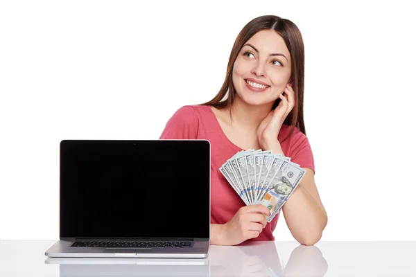 Mujer mostrando pantalla del ordenador portátil —  Fotos de Stock