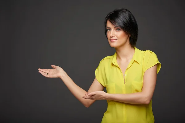 Woman showing copy space — Stock Photo, Image